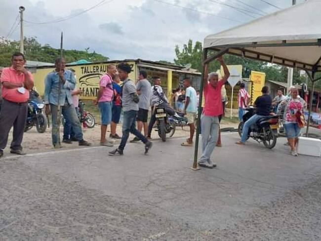 Bloqueada vía de Los Contenedores de Plato Magdalena por incumplimiento de obras
