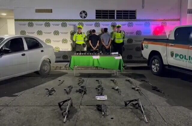 Policía incauta arsenal de 16 fusiles dentro de un carro en el Valle del Cauca. Foto: Suministrada.