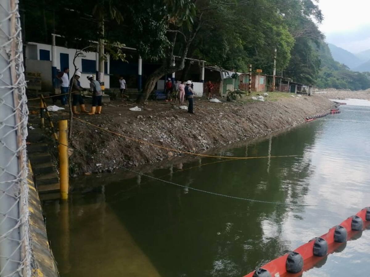 “El crudo derramado no representa riesgo para el agua potable” Corpornor por atentado a oleoducto