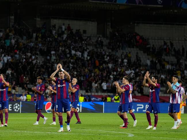 Los jugadores del FC Barcelona a la finalización del encuentro correspondiente a la fase de grupos de la Liga de Campeones que han disputado hoy martes frente al Royal Amberes en el estadio Olímpico de Montjuic, en Barcelona. Foto: EFE / Alejandro García.