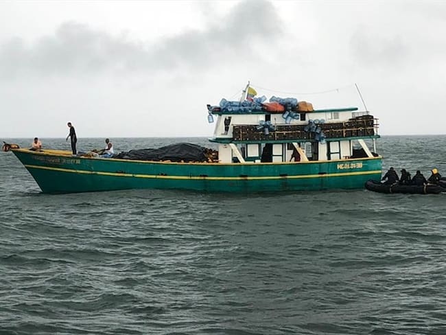 Después varias horas a la deriva, los gritos de auxilio fueron escuchados por la tripulación del buque ARC Medardo Monzón Coronado. Foto: Armada Nacional