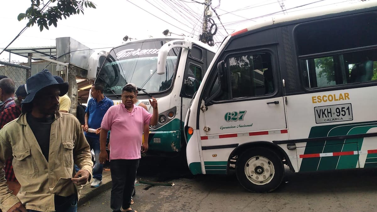 Choque entre buses escolares deja un muerto y varios lesionados en Cali