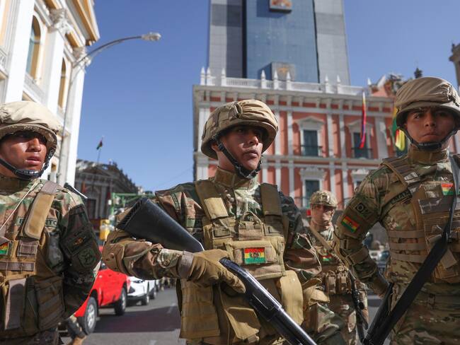 Militares permanecen frente a la sede del Gobierno de Bolivia. EFE/ Luis Gandarillas