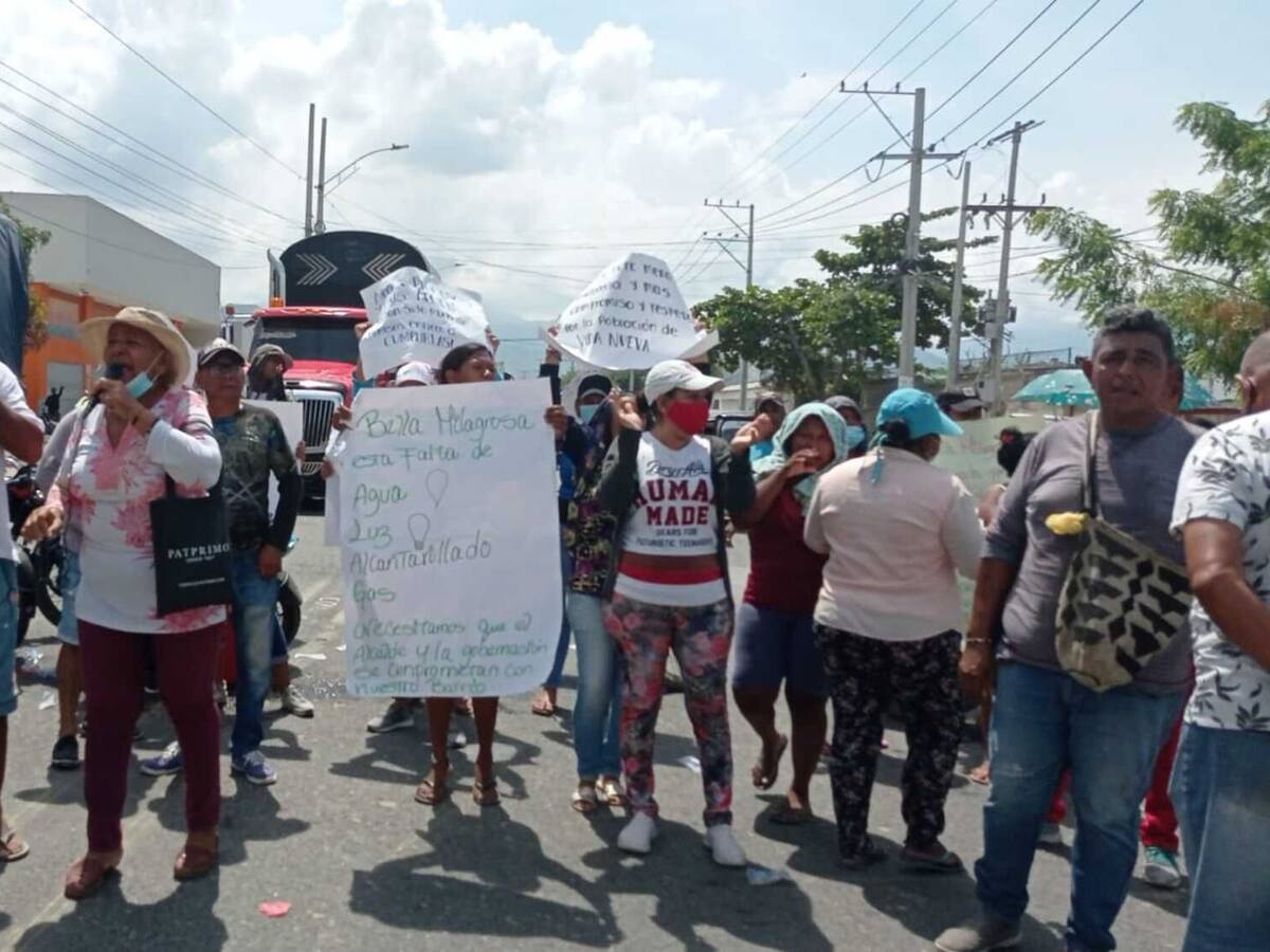 La vía Ciénaga- Barranquilla se encuentra bloqueada por fallas en los servicios públicos