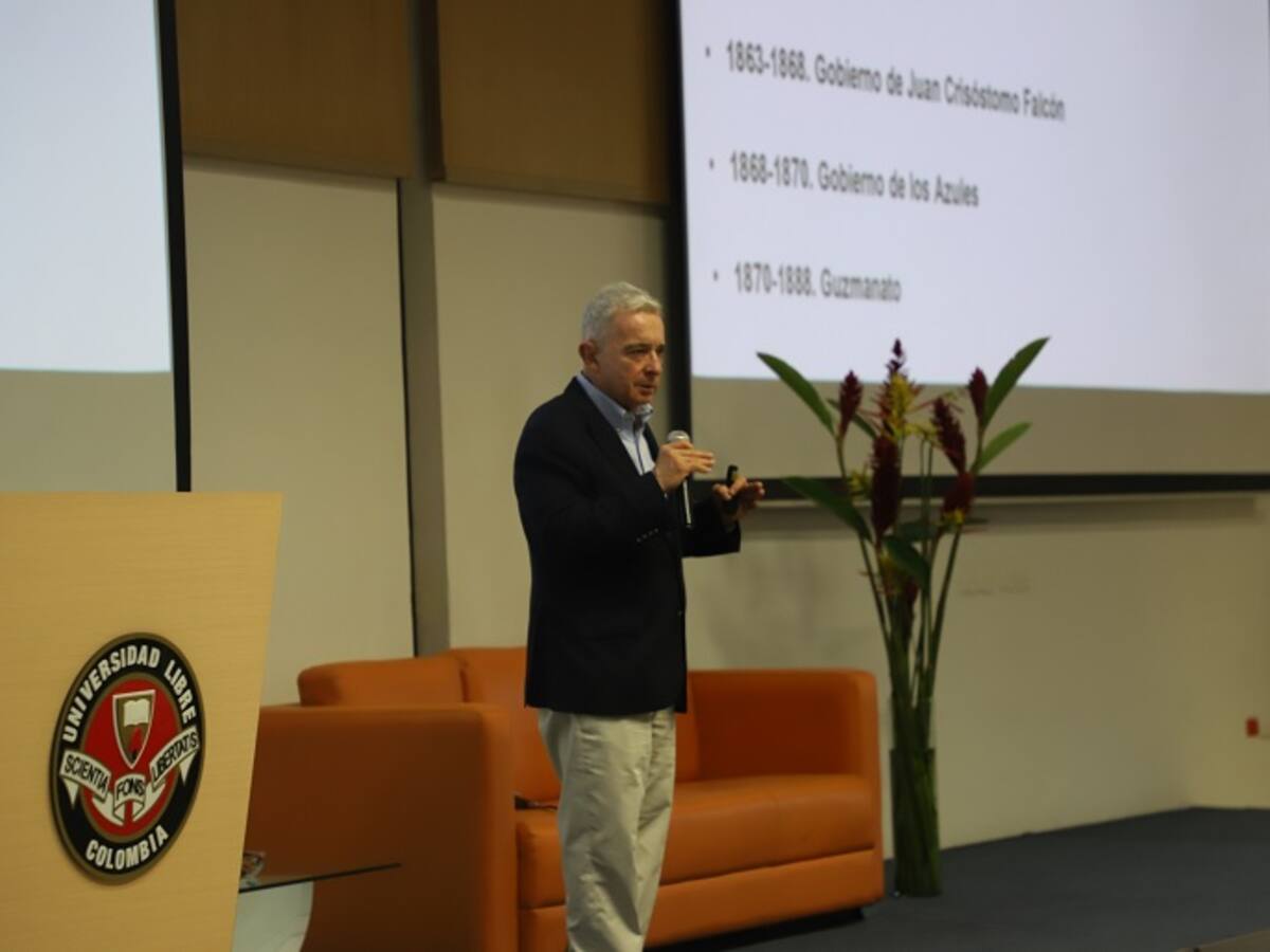 Uribe invitó a los jóvenes a pensar en el país y no en ideologías políticas
