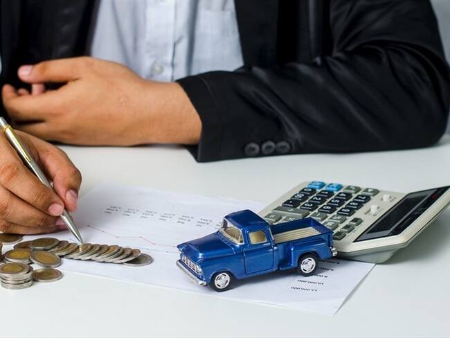 Imagen de referencia de una persona haciendo cuentas de sus finanzas. Foto: Getty Images / Prapass Pulsub