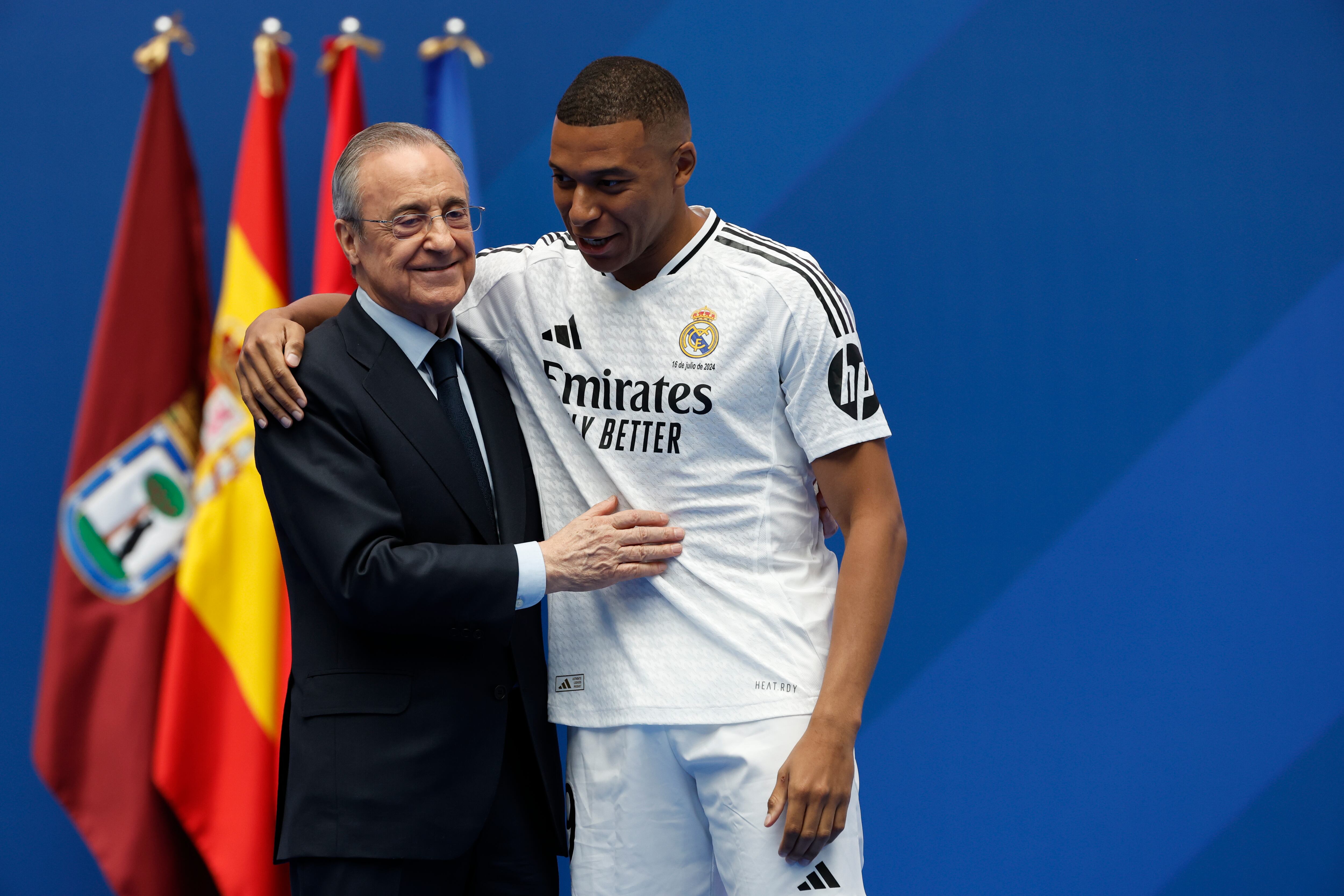 MADRID, 16/07/2024.- El presidente del Real Madrid, Florentino Pérez (i) durante la presentación del francés Kylian Mbappé (d) como nuevo jugador del club, este martes en el estadio Santiago Bernabéu de Madrid. Mbappé ha firmado este martes el contrato que le une al conjunto blanco para las próximas cinco temporadas. EFE/Chema Moya