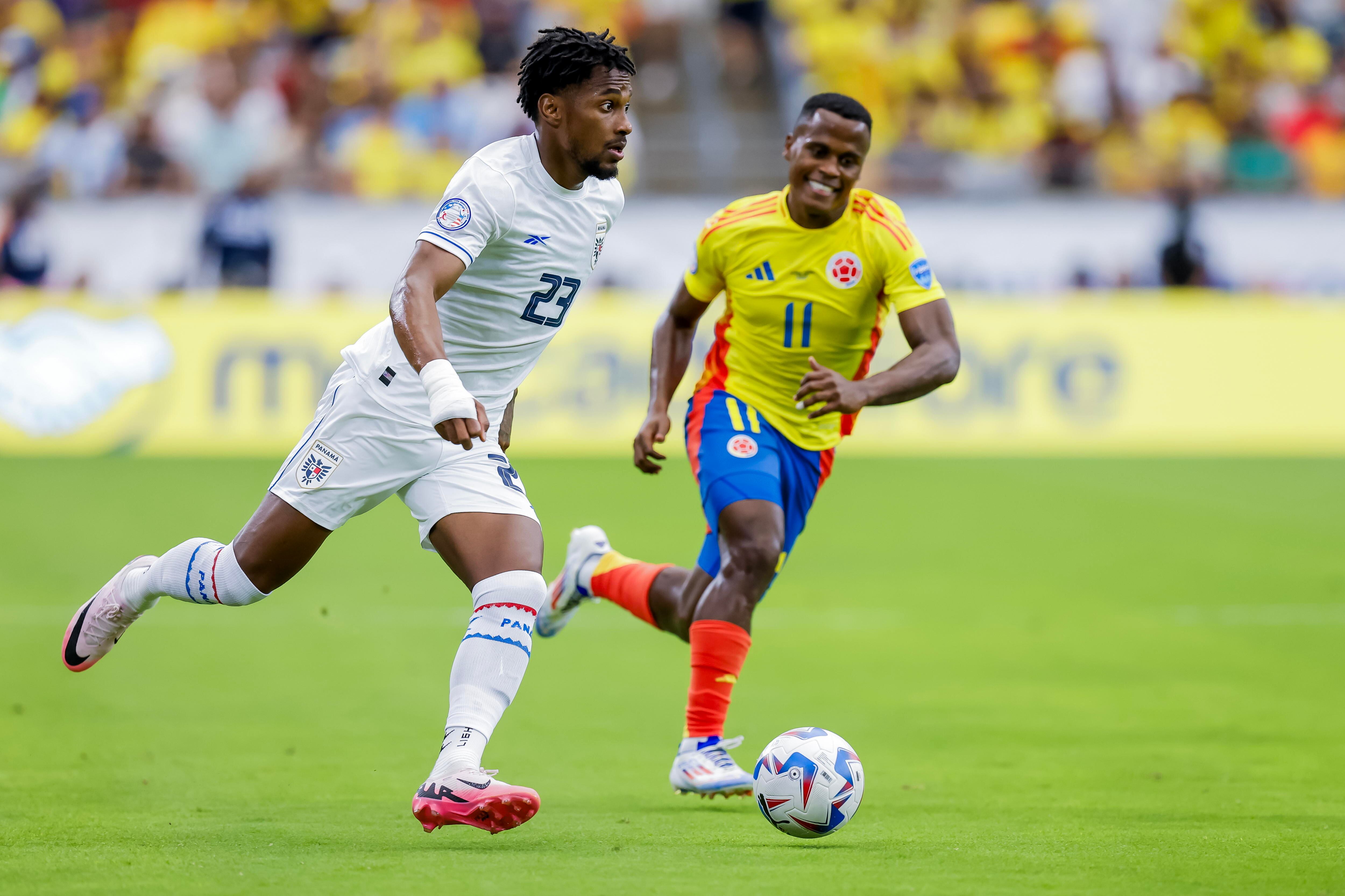 Glendale (United States), 06/07/2024.- Michael Amir Murillo (L) of Panama in action against Jhon Arias (R) of Colombia during the first half of the CONMEBOL Copa America 2024 Quarter-finals match between Colombia and Panama, in Glendale, Arizona, USA, 06 July 2024. EFE/EPA/JOHN G. MABANGLO