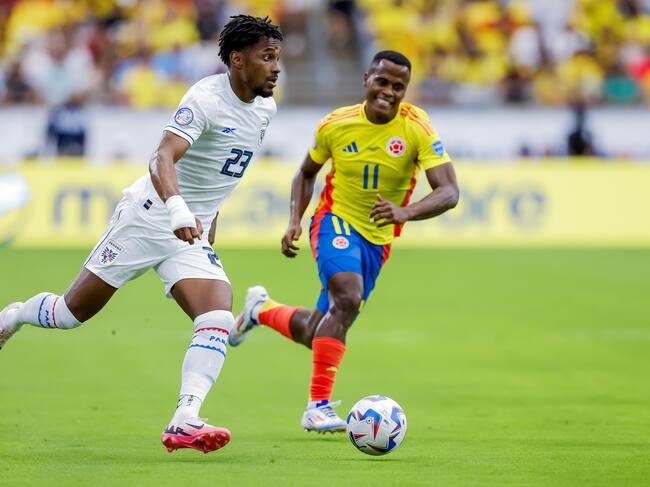 Glendale (United States), 06/07/2024.- Michael Amir Murillo (L) of Panama in action against Jhon Arias (R) of Colombia during the first half of the CONMEBOL Copa America 2024 Quarter-finals match between Colombia and Panama, in Glendale, Arizona, USA, 06 July 2024. EFE/EPA/JOHN G. MABANGLO