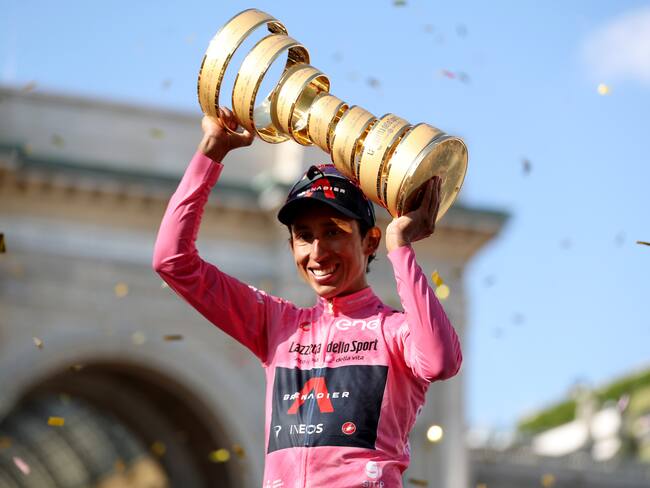 MILAN, ITALY - MAY 30: Egan Arley Bernal of Colombia and team Ineos-Grenadiers and leader of the general classification poses with the "Trofeo Senza Fine" at the end of the Giro during the 104th Giro d'Italia 2021, Stage 21 a 30,3 km stage from Senago to Milano/ @girodiitalia / #Giro / on May 30, 2021 in Milan, Italy. (Photo by Sara Cavallini/Getty Images)