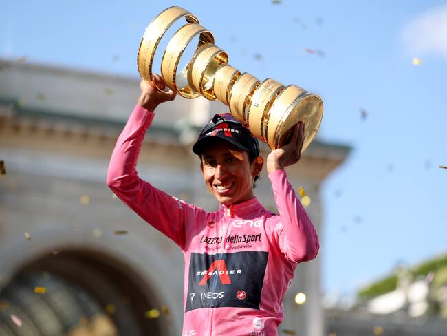 MILAN, ITALY - MAY 30: Egan Arley Bernal of Colombia and team Ineos-Grenadiers and leader of the general classification poses with the &quot;Trofeo Senza Fine&quot; at the end of the Giro during the 104th Giro d&#039;Italia 2021, Stage 21  a 30,3 km stage from Senago to Milano/ @girodiitalia / #Giro / on May 30, 2021 in Milan, Italy. (Photo by Sara Cavallini/Getty Images)