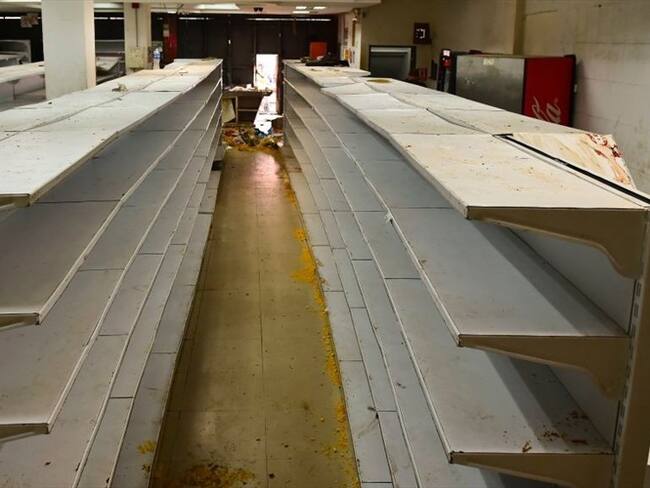 Saquean supermercados Supercundi en el Tolima tras operativo de la Fiscalía. Foto: Getty Images