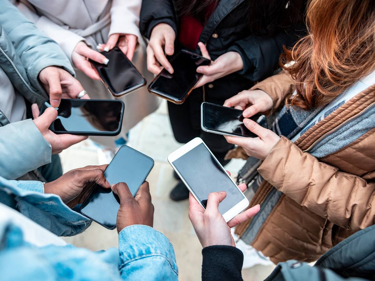 ¿Se puede vivir sin celular? Estos son los beneficios de desconectarse de las redes sociales