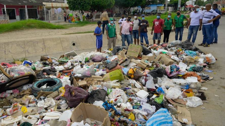 El alcalde William Dau visitó las zonas más afectadas con los retrasos en la recolección de basuras. Crédito: Cortesía Alcaldía de Cartagena.