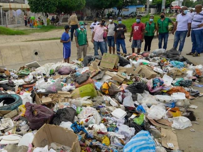 El alcalde William Dau visitó las zonas más afectadas con los retrasos en la recolección de basuras. Crédito: Cortesía Alcaldía de Cartagena.