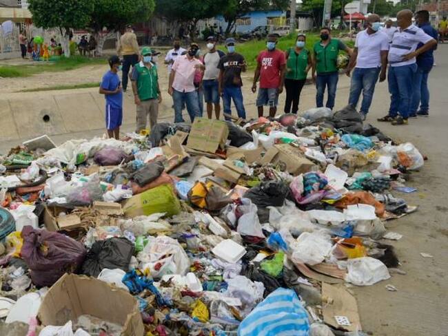 El alcalde William Dau visitó las zonas más afectadas con los retrasos en la recolección de basuras. Crédito: Cortesía Alcaldía de Cartagena.