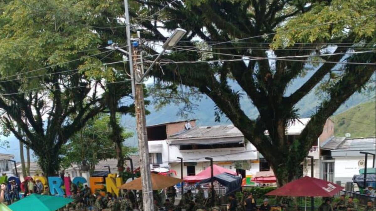 Población habría sido presionada por disidencia para hacer retirar a Ejército en Antioquia