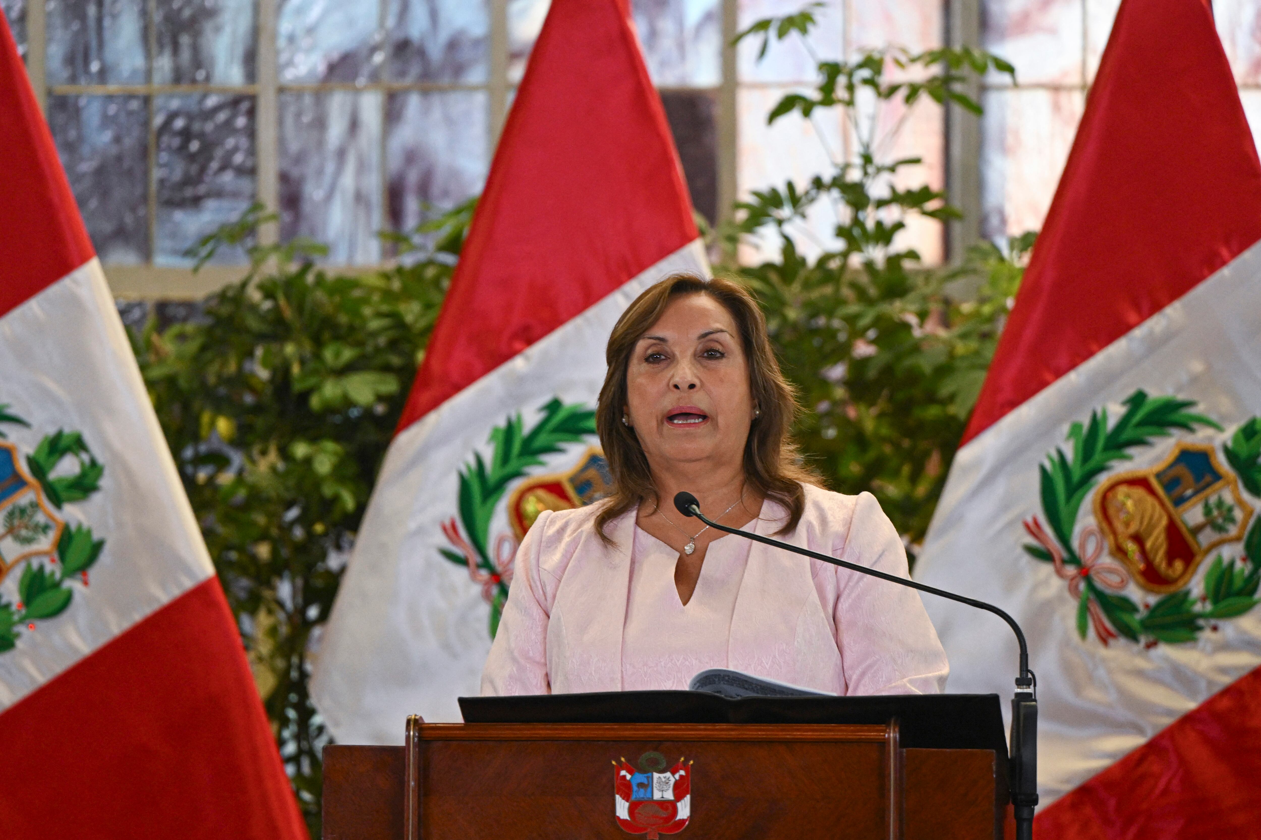 La presidenta de Perú, Dina Boluarte, pronuncia un discurso en el Palacio de Gobierno de Lima, el 13 de agosto de 2025. (Foto de ERNESTO BENAVIDES/AFP via Getty Images)