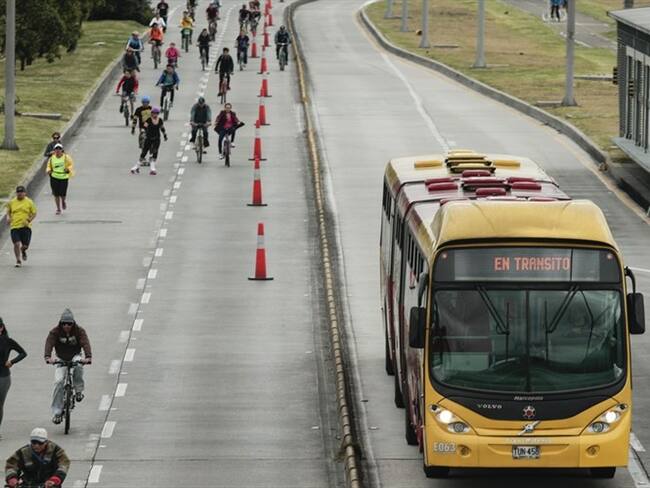 Hacia las 1:00 p.m., cerca de 150 motociclistas se tomaron el carril de Transmilenio en la Autopista Norte a la altura de la 170. Foto: Colprensa.