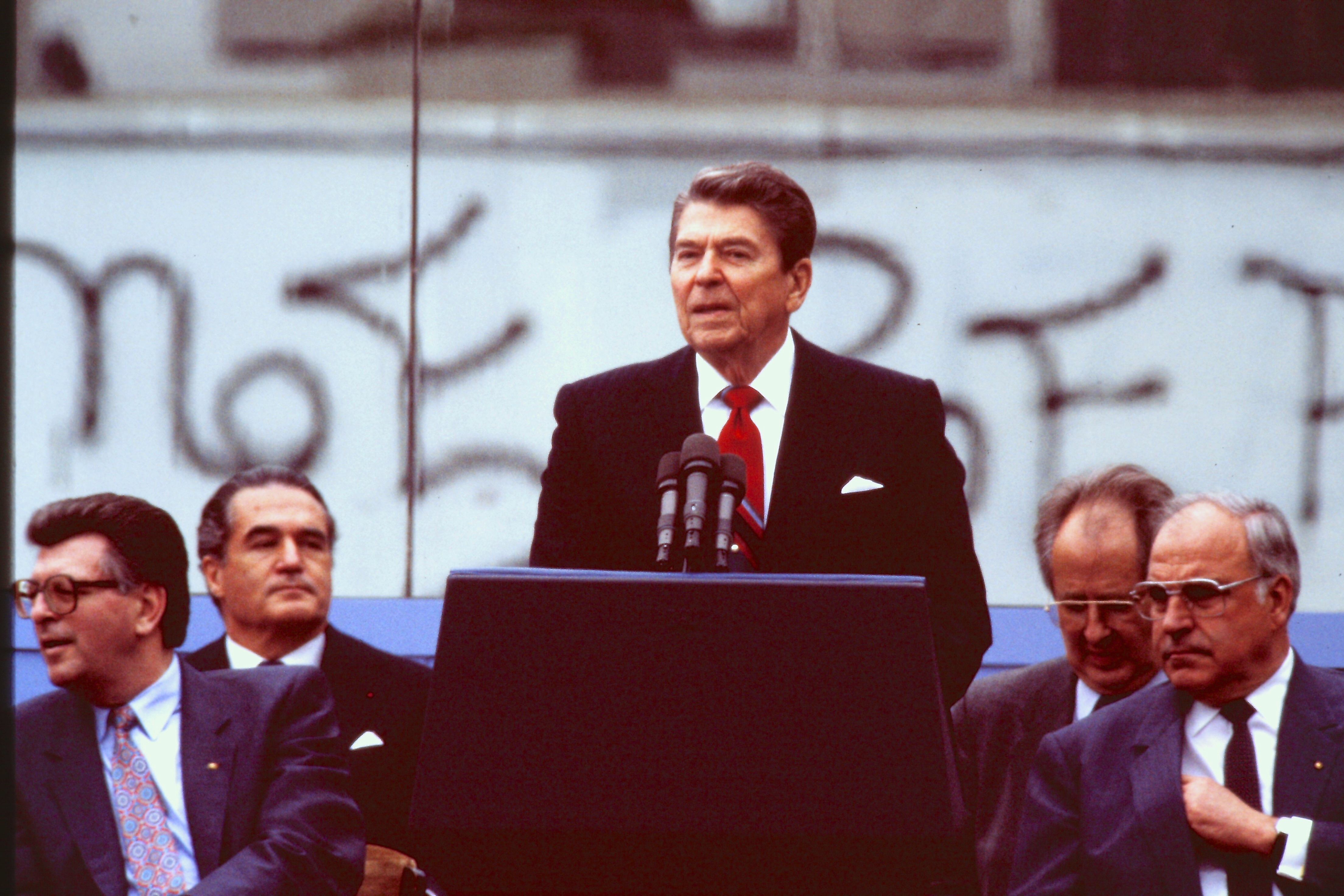 Discurso de Ronald Reagan frente a la Puerta de Brandeburgo el 12 de junio de 1987. (Photo by Thierlein/ullstein bild via Getty Images)