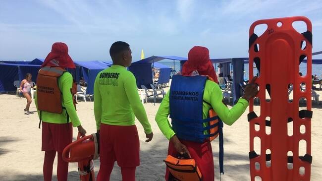 Desde hace dos años no se establecían salvavidas en El Rodadero y la Bahía de Santa Marta. El servicio estará presente para atender durante esta temporada turística. Foto: Cortesía Alcaldía de Santa Marta