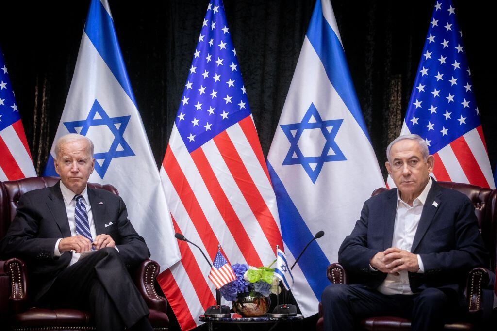 Joe Biden y Benjamin Netanyahu. (Photo by Miriam Alster / POOL / AFP) (Photo by MIRIAM ALSTER/POOL/AFP via Getty Images)
