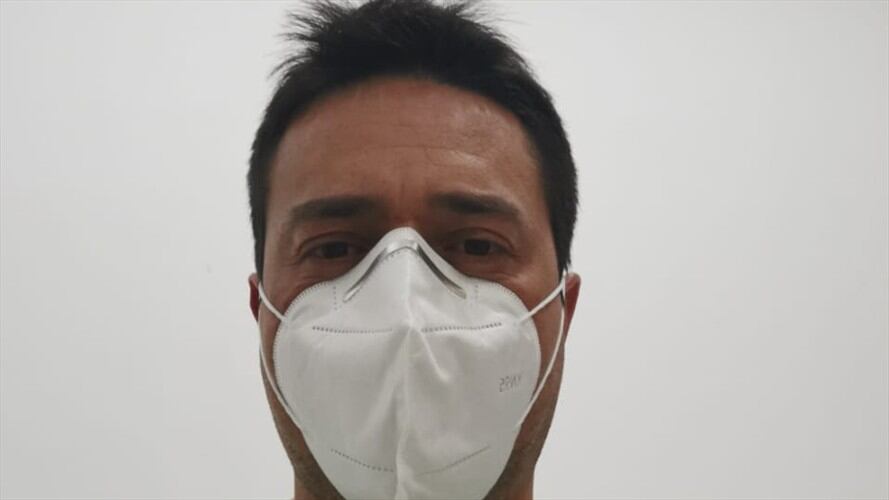 Cada vez que llega a su casa debe realizar todo un ritual para desinfectarse y poder abrazar a sus seres queridos.. Foto: La W