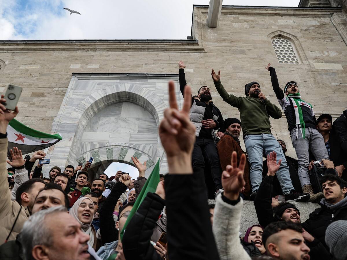 Rebeldes anunciaron en televisión siria la caída de Al Asad y la liberación de los presos