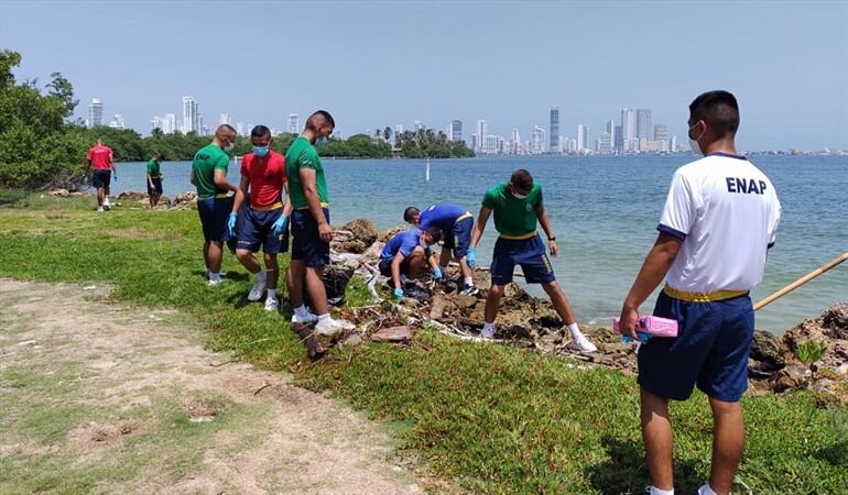 Jornada de recolección de residuos solidos en Cartagena. Foto: Armada Nacional