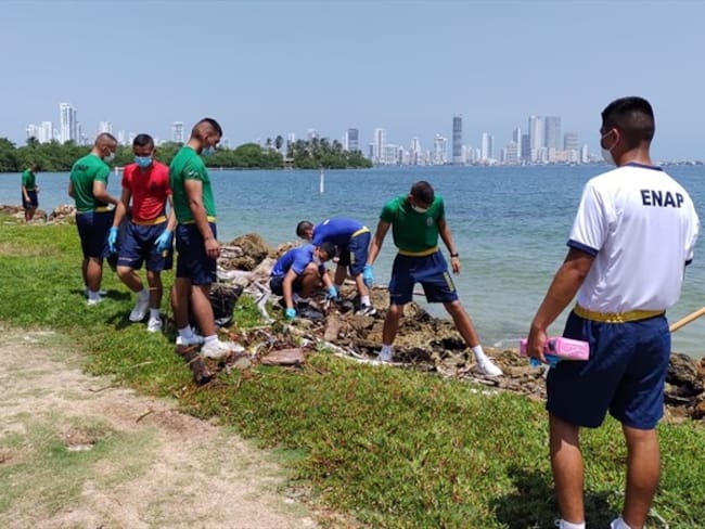 Jornada de recolección de residuos solidos en Cartagena. Foto: Armada Nacional