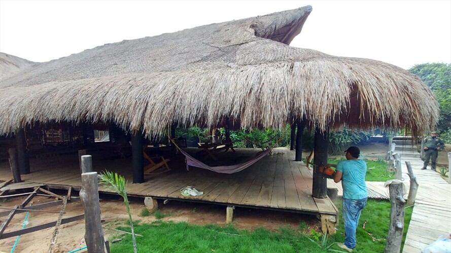 Proceso de desmonte de las construcciones hechas por los ocupantes. Foto: Cortesía