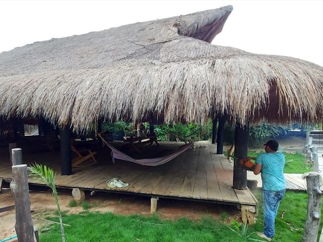 Proceso de desmonte de las construcciones hechas por los ocupantes. Foto: Cortesía