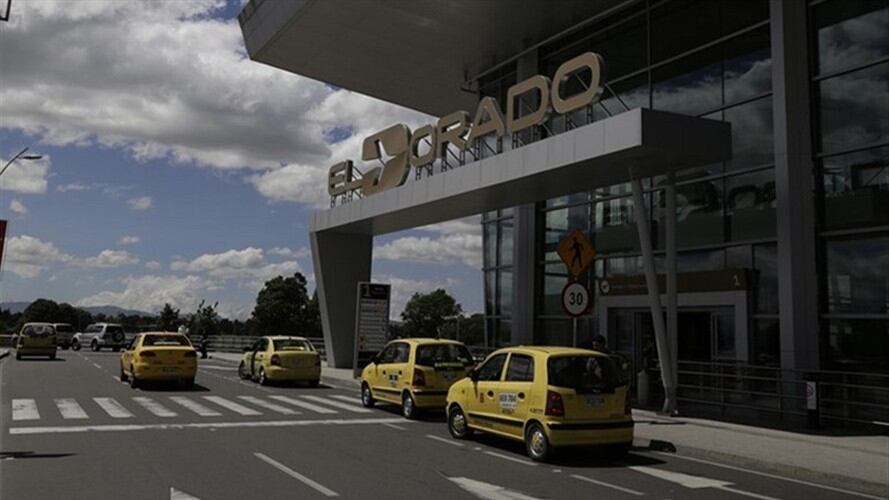 Fuerte granizada afectó parte del cielorraso del Aeropuerto El Dorado. Foto: Colprensa
