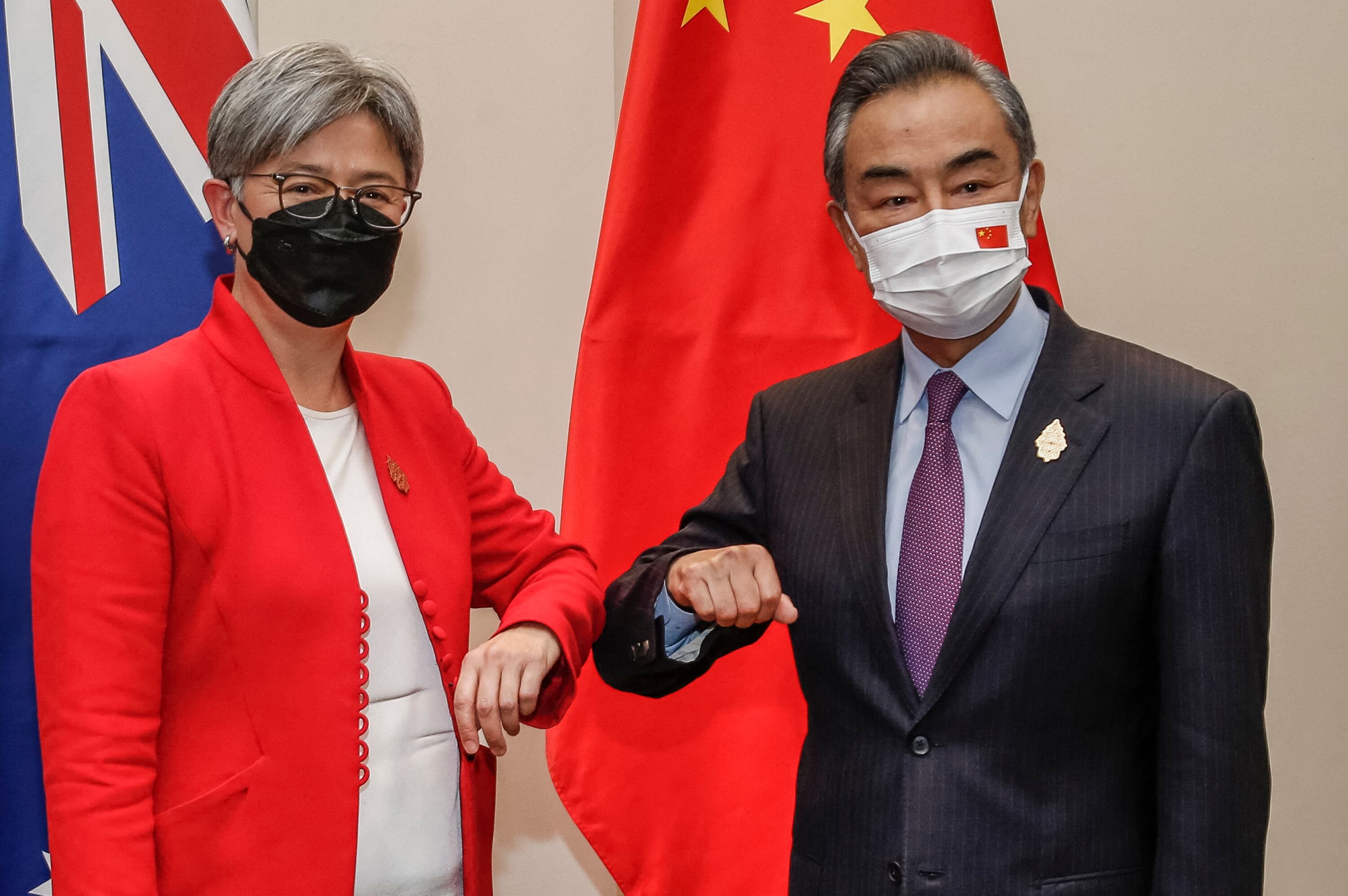 La ministra de Exteriores australiana, Penny Wong, junto a su homólogo chino, Wang Yi. (Photo by Johannes P. CHRISTO / POOL / AFP) (Photo by JOHANNES P. CHRISTO/POOL/AFP via Getty Images)