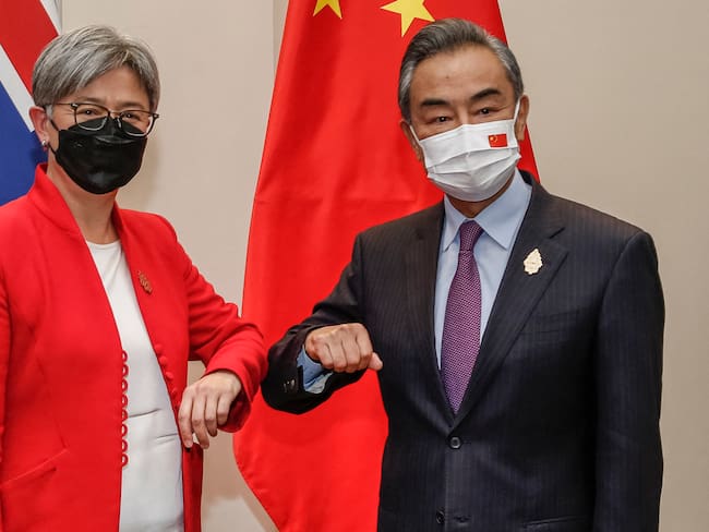 La ministra de Exteriores australiana, Penny Wong, junto a su homólogo chino, Wang Yi. (Photo by Johannes P. CHRISTO / POOL / AFP) (Photo by JOHANNES P. CHRISTO/POOL/AFP via Getty Images)