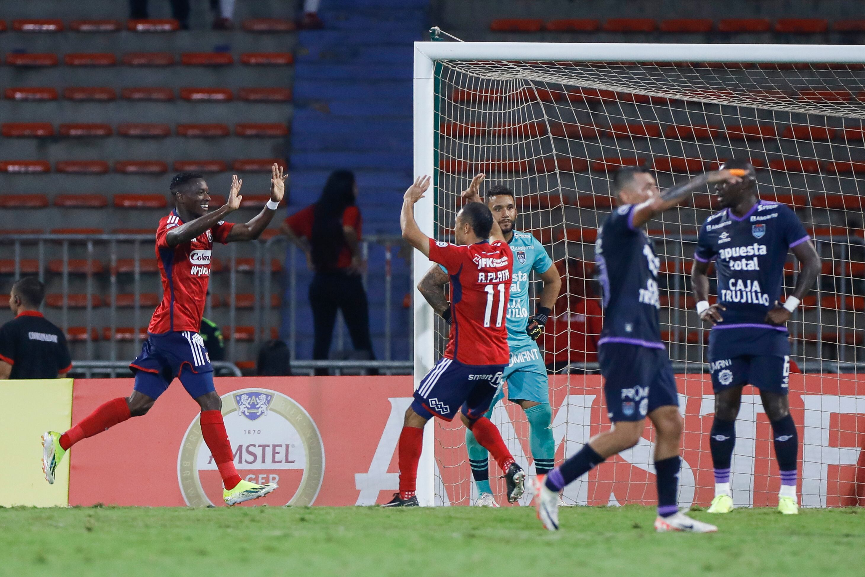 Ménder García (i) de Medellín celebra un gol este miércoles, en un partido de la fase de grupos de la Copa Sudamericana entre Independiente Medellín DIM y U. César Vallejo, en el estadio Atanasio Girardot en Medellín (Colombia). EFE/ Luis Eduardo Noriega Arboleda