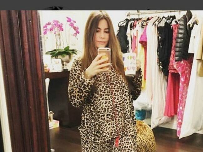 Sofía Vergara, luciendo el pijama que le regaló su hijo Manolo (c) Instagram. Foto: Bang Media