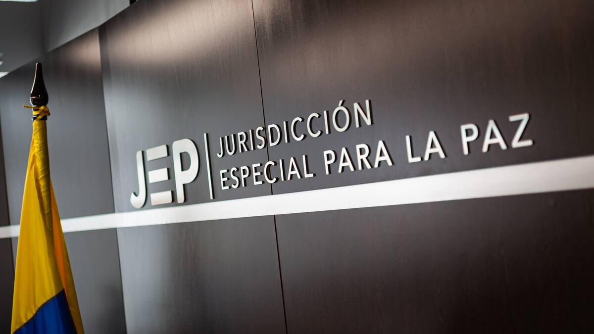 Policía procesado por crímenes atribuidos a ‘Los 12 Apóstoles’ será compareciente forzoso en JEP