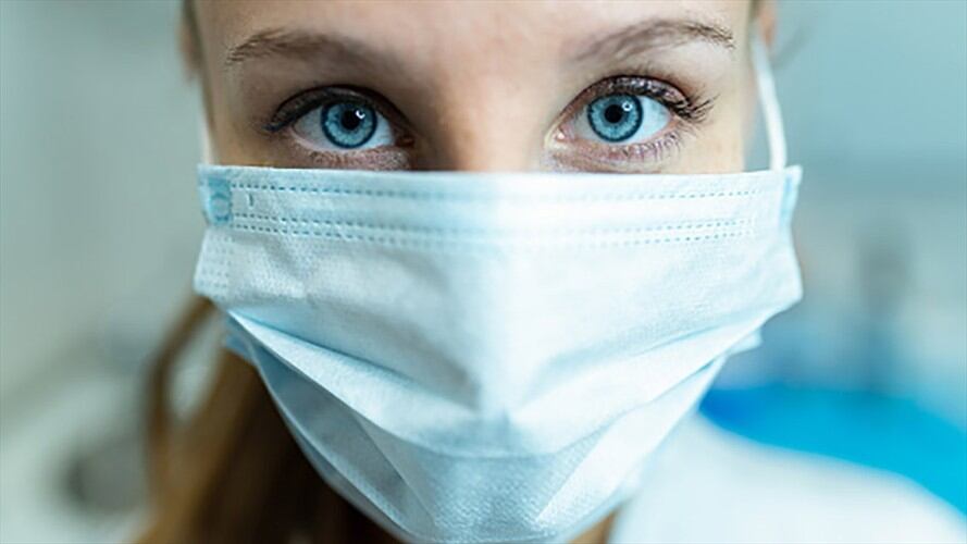 Estos son los delitos por los que tendrá que responder si discrimina al personal médico. Foto: Getty Images