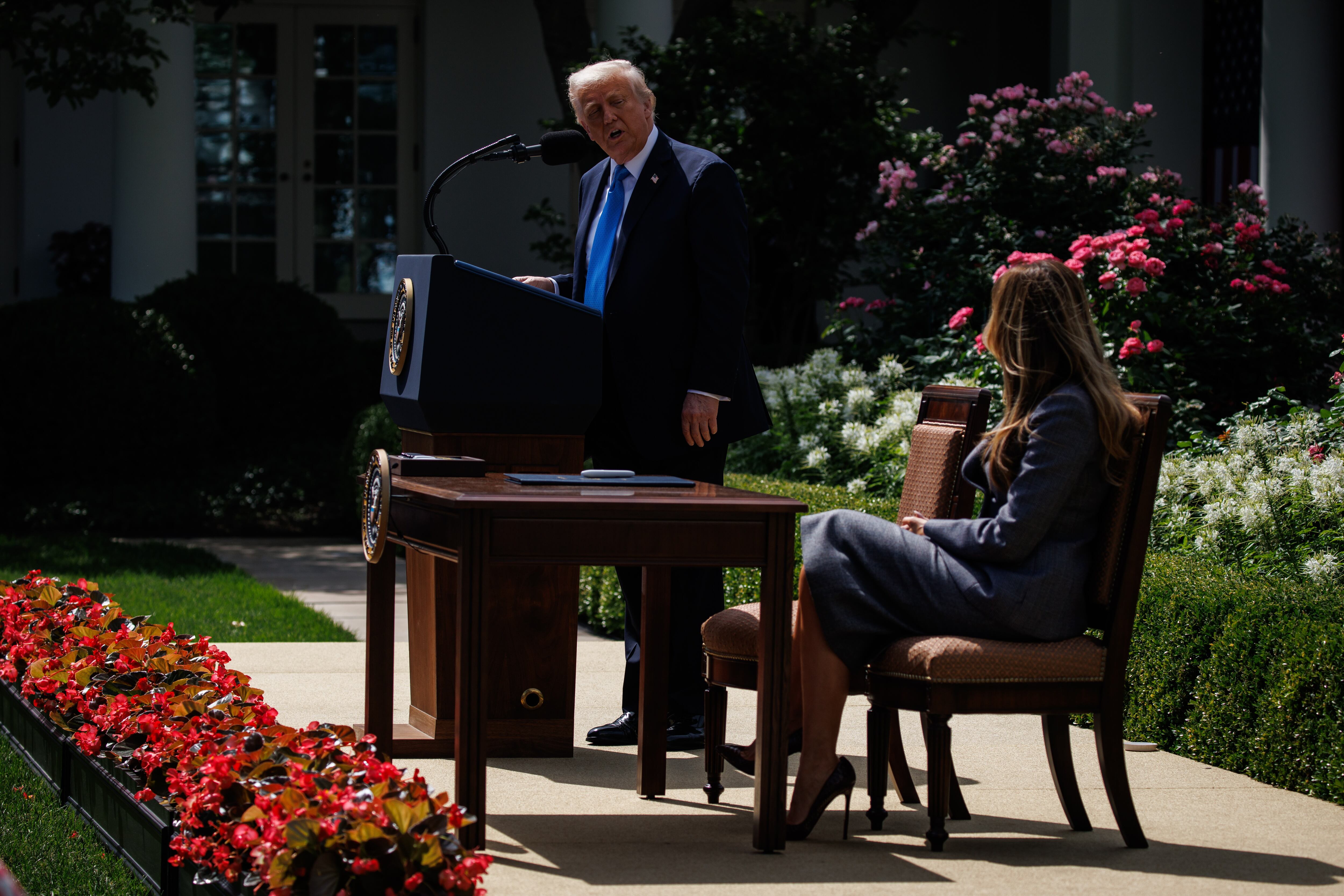 Presidente de Estados Unidos, Donald Trump, firmó ley que prohíbe la difusión de pornografía sin consentimiento, junto a su esposa, Melania Trump. FOTO: EFE/EPA/SAMUEL CORUM / POOL
