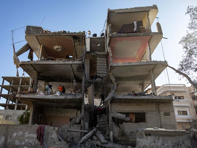 Gaza (---), 25/03/2024.- Palestinians, including members of Kurd and Barhoum families, inspect damages of their home after an Israeli airstrike targeted the Rafah refugee camp, southern Gaza Strip, 25 March 2024. More than 32,000 Palestinians and over 1,450 Israelis have been killed, according to the Palestinian Health Ministry and the Israel Defense Forces (IDF), since Hamas militants launched an attack against Israel from the Gaza Strip on 07 October 2023, and the Israeli operations in Gaza and the West Bank which followed it. EFE/EPA/HAITHAM IMAD