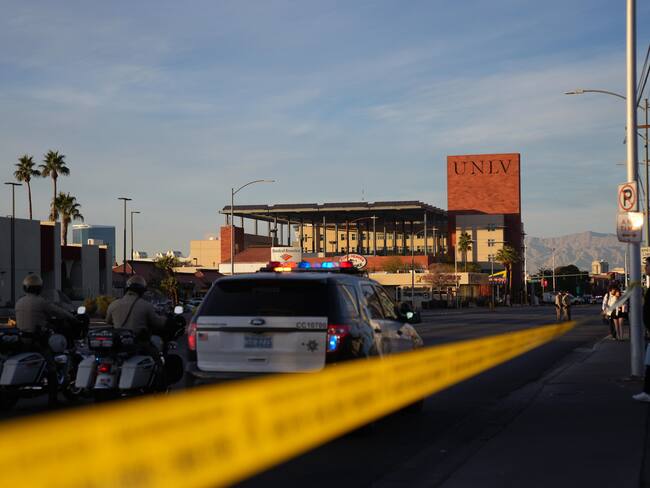 Las Vegas (United States), 07/12/2023.- Police close a road outside of the University of Nevada where multiple people were shot on the campus in Las Vegas, Nevada, USA, 06 December 2023. According to local police at least three people were killed with a fourth in critical condition, and the suspect was located and is deceased. EFE/EPA/ALLISON DINNER