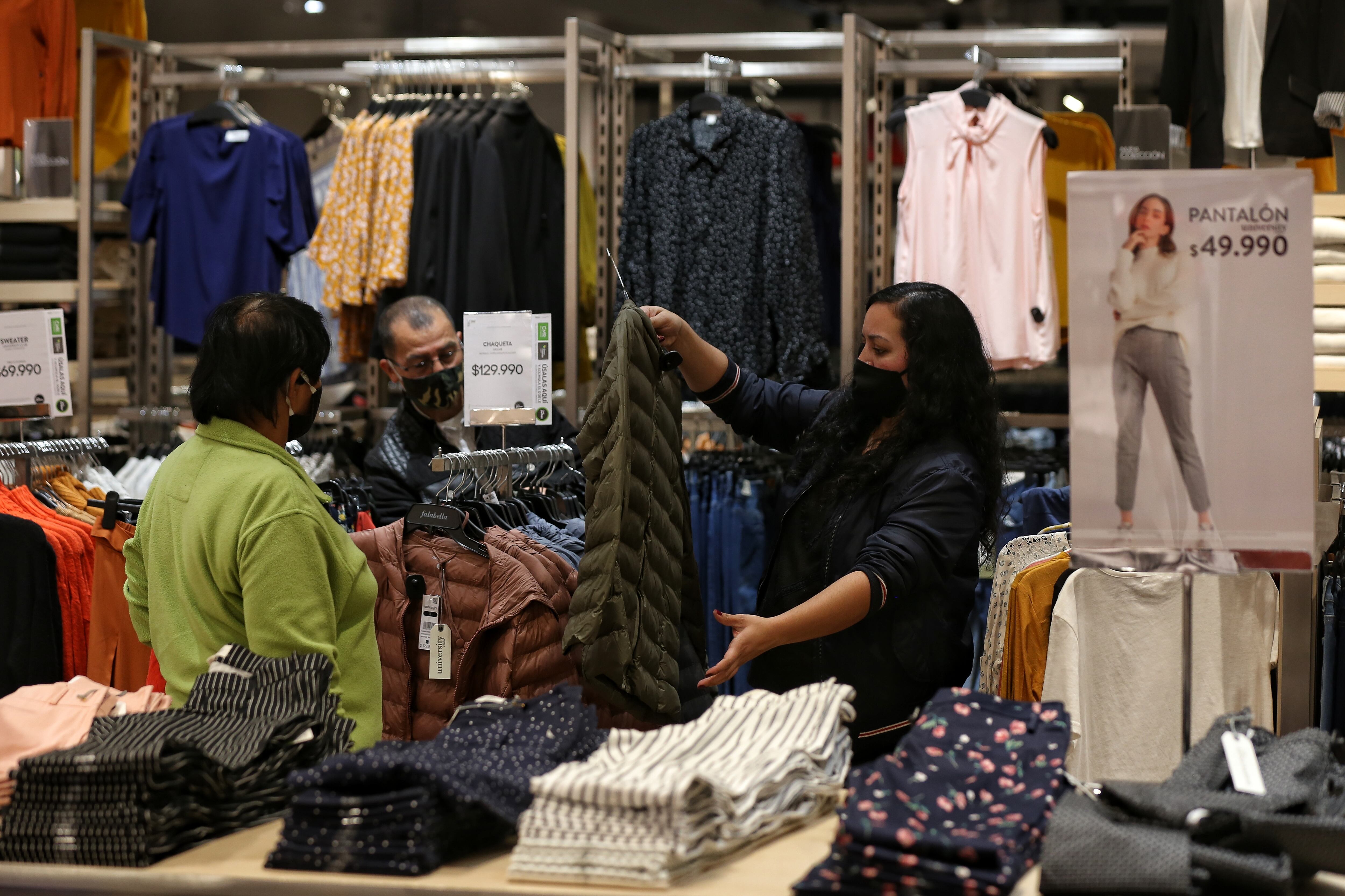 Vestuario lidera las ventas en el tercer día sin IVA. Colprensa