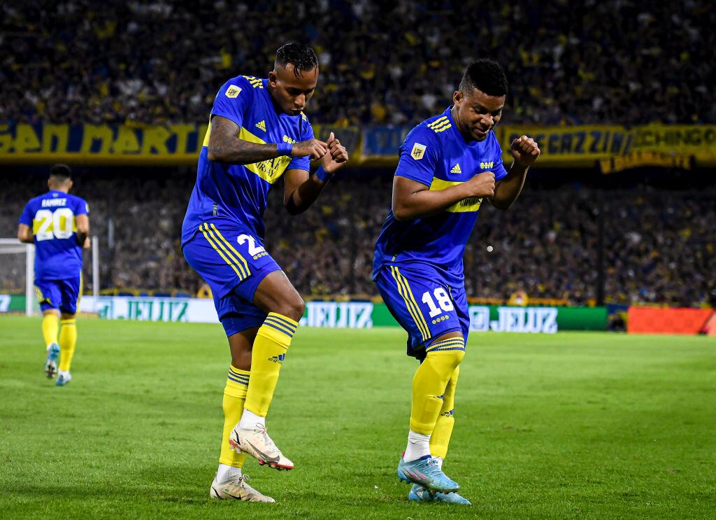Sebastián Villa y Frank Fabra en el Boca Juniors de Argentina. (Photo by Marcelo Endelli/Getty Images)