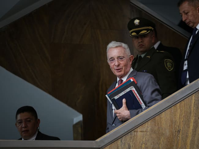 Bogotá. Febrero 10 de 2025. El expresidente Álvaro Uribe Vélez salió de la instalaciones de los juzgados de Paloquemao, posterior a declarar en el juicio en su contra por presunto soborno y manipulación de testigos. (Colprensa - Cristian Bayona).