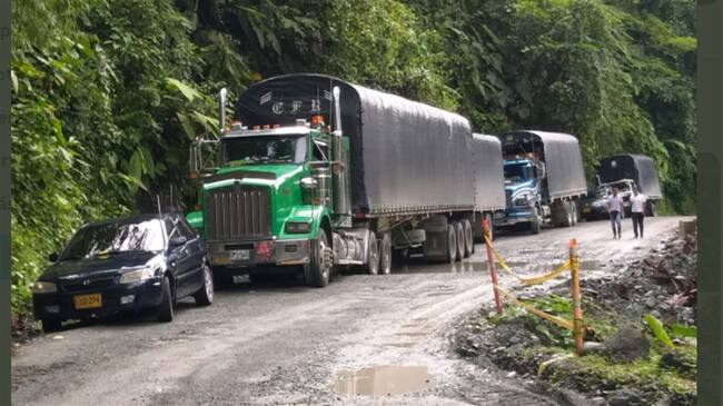Deslizamiento en la vía Los Llanos – Tarazá. Foto: Twitter Invías