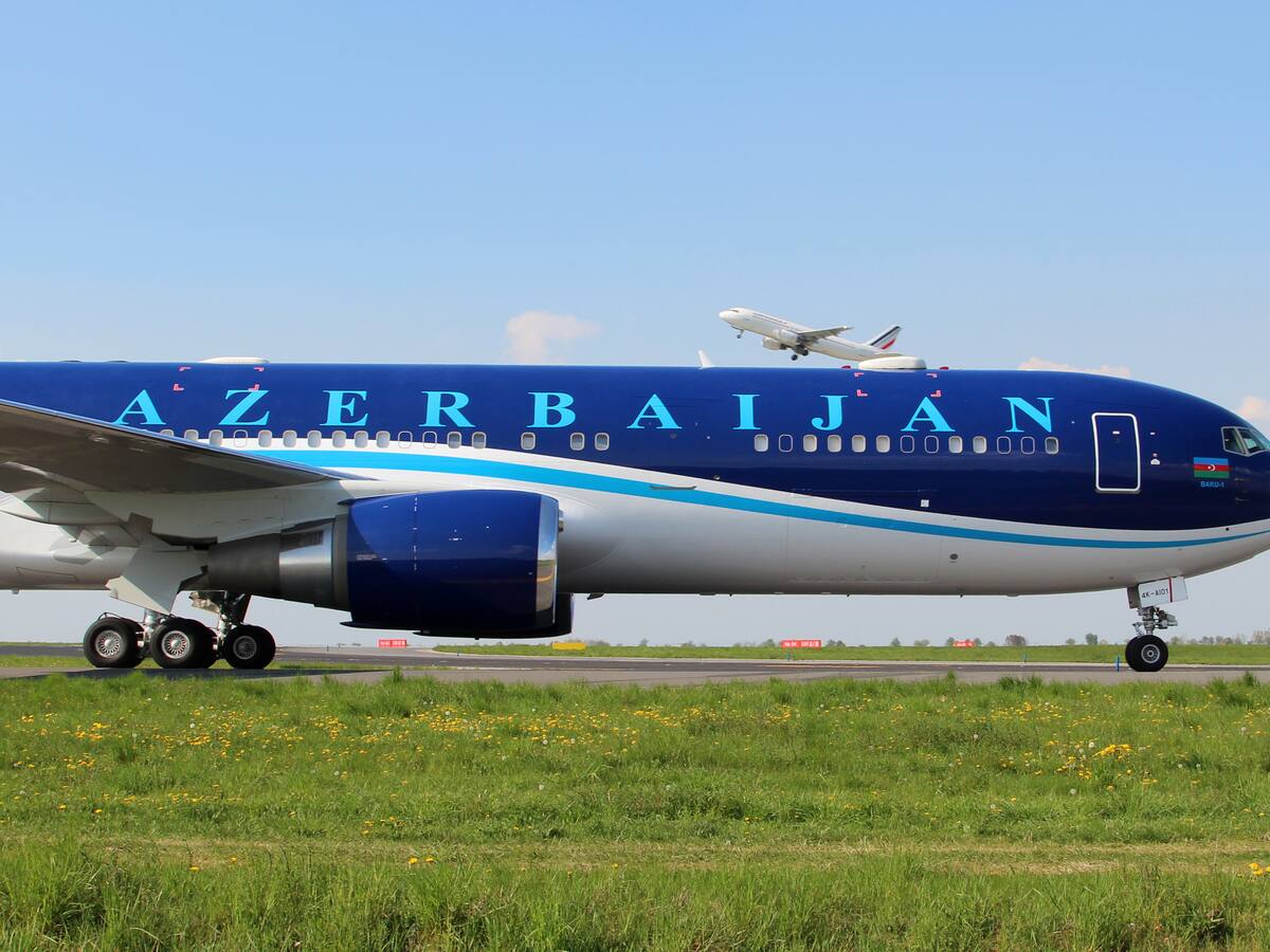Azerbaiyán Airlines confesó que su avión caído sufrió “interferencias físicas y técnicas externas”