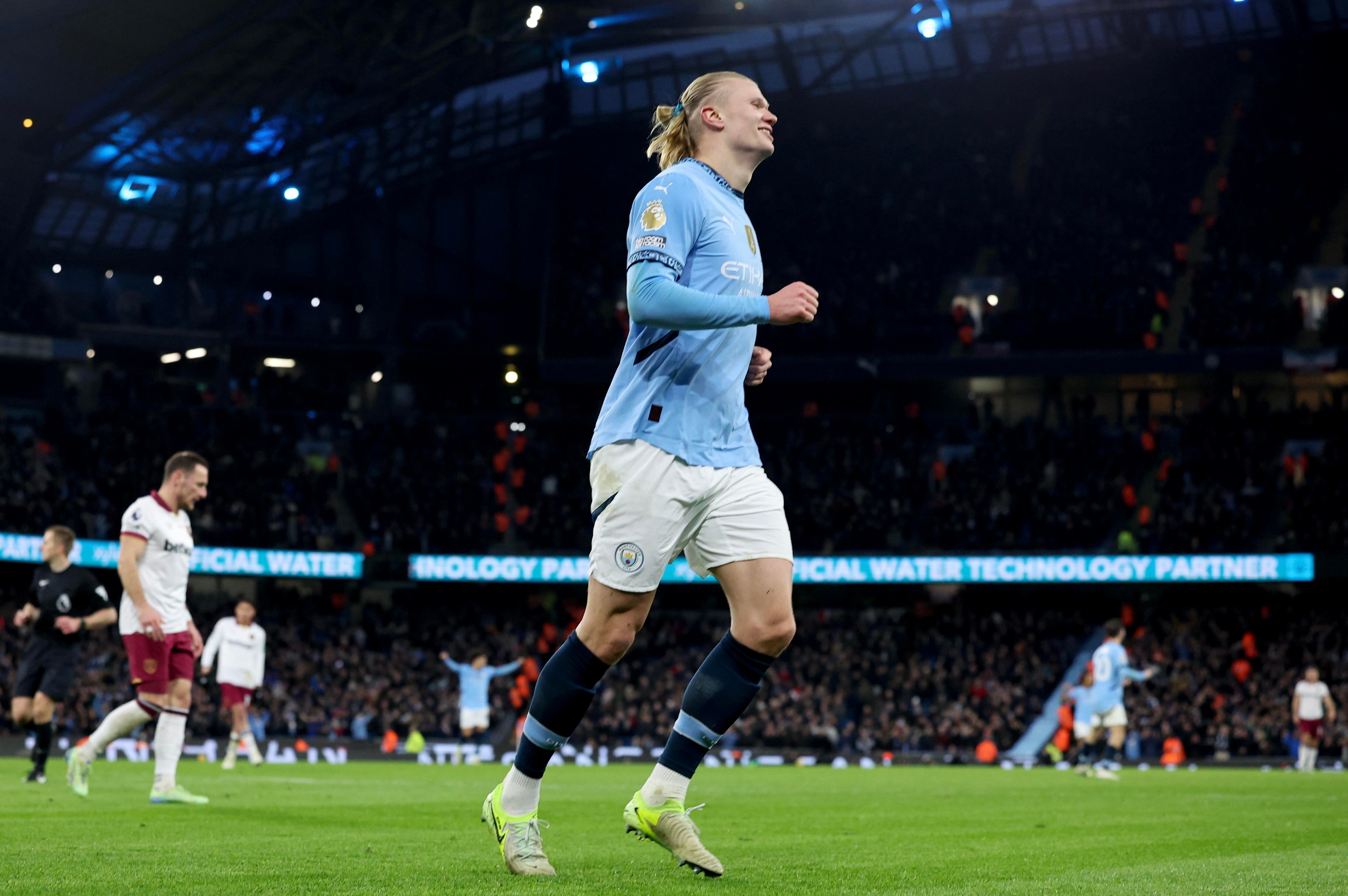 Mánchester (Reino Unido), 04/01/2025.- Erling Haaland, del Manchester City, celebra tras marcar el 3-0 durante el partido de la Premier League inglesa entre el Manchester City y el West Ham United.