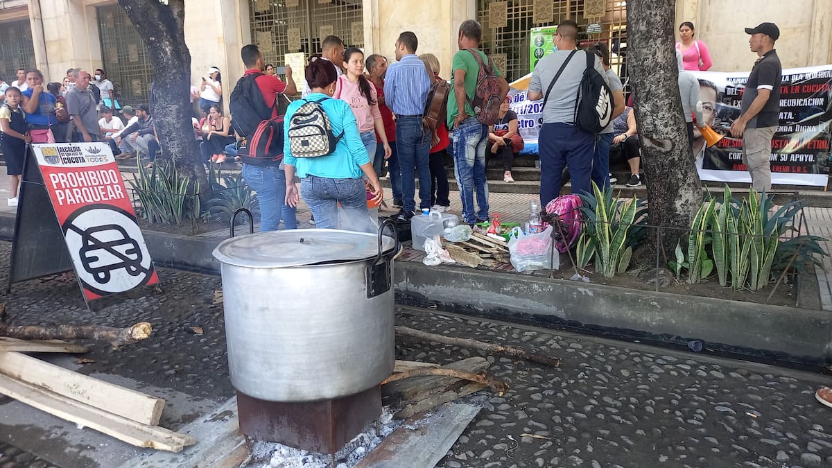 Damnificados por ola invernal instalan olla comunitaria frente a Alcaldía de Cúcuta