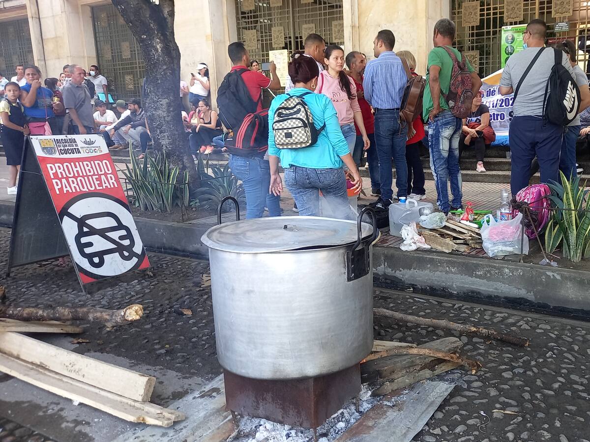 Damnificados por ola invernal instalan olla comunitaria frente a Alcaldía de Cúcuta